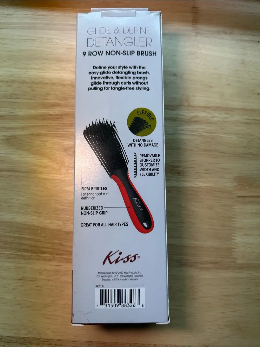 Kiss detangles hair